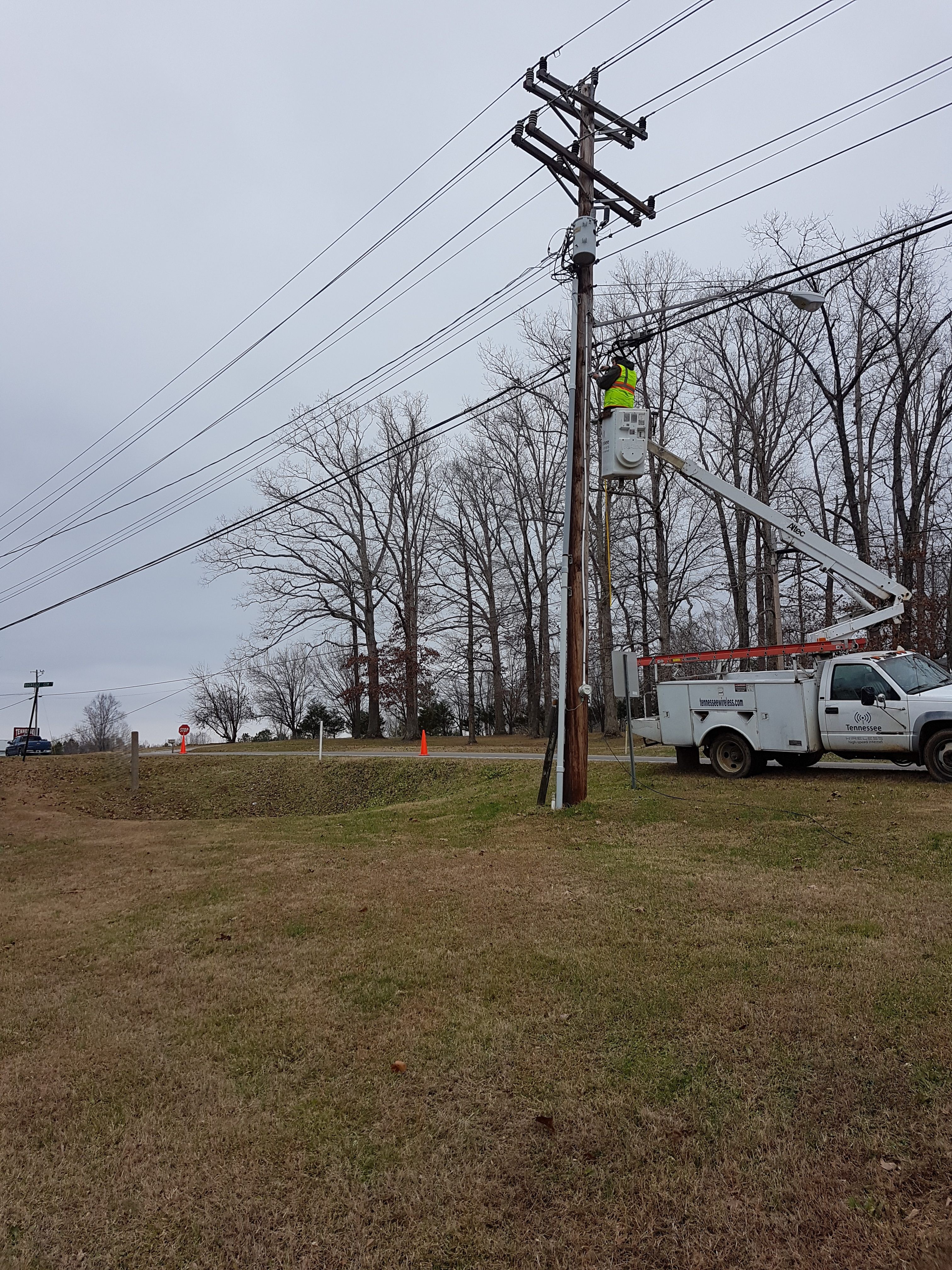Tennessee Wireless technician installing service